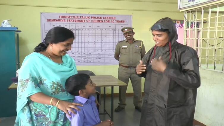 Tirupattur news boy presented a raincoat to a Special Assistant Inspector of Police for his excellent work during rainy season - TNN நல்லா வேலை செஞ்சா கிஃப்ட் கொடுக்கனும்!. குகவேல் கொடுத்த கிஃப்ட்  - சிறப்பு காவல் உதவி ஆய்வாளர் நெகிழ்ச்சி