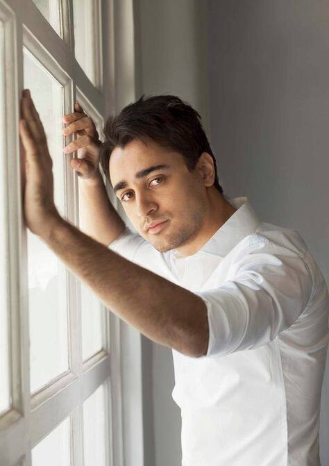 ਇਮਰਾਨ ਖਾਨ - ਇਸ ਲਿਸਟ 'ਚ ਸਭ ਤੋਂ ਪਹਿਲਾ ਨਾਂ ਆਮਿਰ ਖਾਨ ਦੇ ਭਤੀਜੇ ਅਤੇ ਮਸ਼ਹੂਰ ਐਕਟਰ ਇਮਰਾਨ ਖਾਨ ਦਾ ਹੈ। ਪਿਛਲੇ ਕਈ ਦਿਨਾਂ ਤੋਂ ਅਭਿਨੇਤਾ ਬਾਰੇ ਖਬਰਾਂ ਆ ਰਹੀਆਂ ਹਨ ਕਿ ਉਹ ਆਰਥਿਕ ਤੰਗੀ ਦਾ ਸਾਹਮਣਾ ਕਰ ਰਿਹਾ ਹੈ।