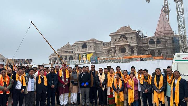 Ayodhya Ram Mandir: रामलला की प्राण प्रतिष्ठा के बाद श्रीराम जन्मभूमि पर मंगलवार को अरुणाचल प्रदेश मंत्रिमंडल के सदस्यगण पहुंचे और रामलला के दर्शन व पूजन किया.
