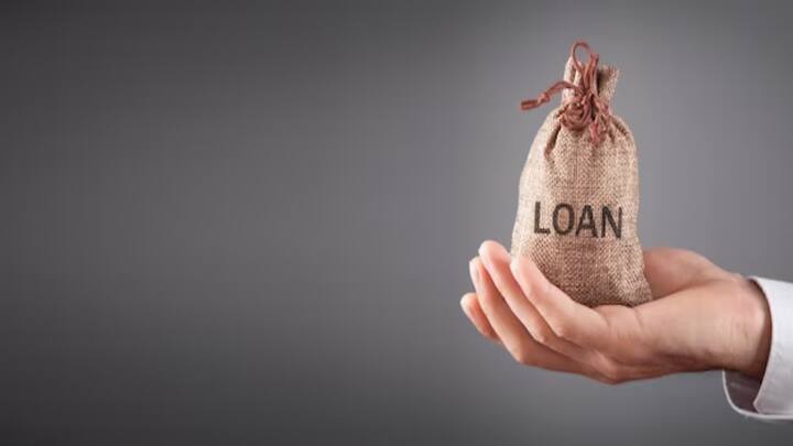 आईसीआईसीआई बैंक पर्सनल लोन पर ग्राहकों से 10.65 फीसदी से लेकर 16 फीसदी तक ब्याज वसूल रहा है. इसके अलावा ग्राहकों को 2.50 फीसदी लोन की राशि प्रोसेसिंग फीस के रूप में देनी होगी.