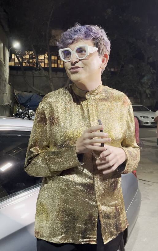 नावेद सोले, अभिषेक कुमार की पार्टी में गोल्डन शर्ट पहनकर पहुंचे. गोल्डन शर्ट के साथ नावेद ने ब्लैक पेंट कैरी की.