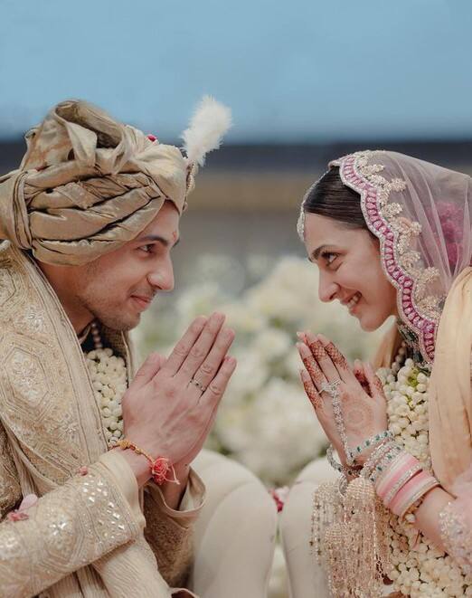 सिद्धार्थ मल्होत्रा और कियारा आडवाणी ने 7 फरवरी 2023 को अपने परिवार और क्लोज फ्रेंड्स की मौजूदगी में राजस्थान के जैसलमेर के सूर्यगढ़ पैलेस में सात फेरे लिए थे.