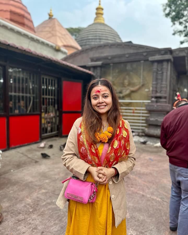 तिने येथे नो-मेकअप लुक निवडला आहे आणि तिचे केस खुले ठेवले आहेत. (pc:devoleena/ig)