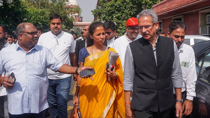 चुनाव आयोग के फैसले के खिलाफ सांसद सुप्रिया सुले की तरफ से कहा गया कि वो फैसले के खिलाफ सुप्रीम कोर्ट जाएंगे.