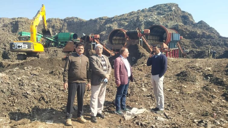 Gurugram GMC officials visited Gurugram Bandhwadi dumping site stressed on expediting work ann Gurugram: जीएमसी के अफसरों ने किया गुरुग्राम बंधवाड़ी डंपिंग साइट का दौरा, काम में तेजी लाने पर दिया जोर 