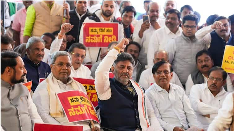 Siddarmaiah DK Shivakumar Rights Karnataka Congress Leaders Protest Centre Injustice New Delhi