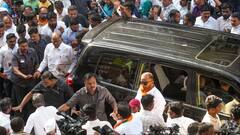 NCP Party Crisis: चुनाव आयोग के फैसले के बाद NCP दफ्तर के बाहर लगे शरद पवार के पोस्टर, लिखा- 'चिन्ह तुम्हारा बाप हमारा'