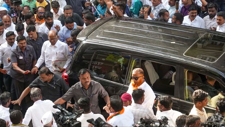 EC ने NCP में विवाद के सिलसिले में अजित पवार के नेतृत्व वाले गुट के पक्ष में फैसला सुनाया है. जिससे शरद पवार गुट को बड़ा झटका लगा है.