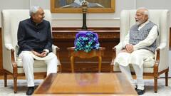 गुलदस्ता दिया, मुस्कुराते हुए हाथ मिलाया...पीएम मोदी और CM नीतीश की मुलाकात की तस्वीरें आई सामने