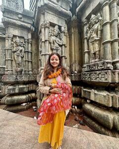 टीवी की 'गोपी बहू' ने किए कामख्या देवी के दर्शन, माथे पर तिलक और गले में चुनरी ओढ़े नजर आईं एक्ट्रेस