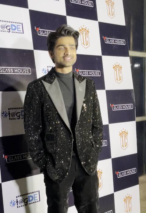 अभिषेक कुमार अपनी पार्टी में ब्लैक आउटफिट में नजर आए. अभिषेक डेशिंग ब्लैक में काफी हैंडसम लग रहे थे.