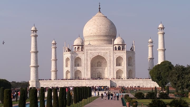 Shahjahan Urs in Taj Mahal: ताज महल में मुगल बादशाह शाहजहां का तीन दिवसीय उर्स चल रहा है. मुगल बादशाह शाहजहां का 369 वां उर्स ताजमहल पर मनाया जा रहा है.