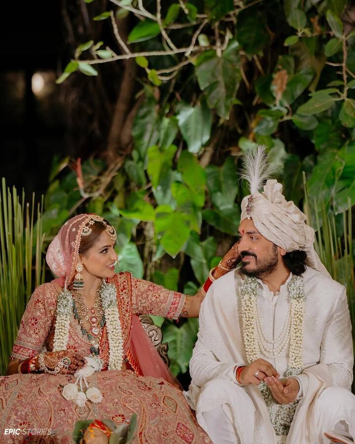 'बदतमीज़ दिल' एक्ट्रेस अस्मिता सूद ने गोवा में अपने बॉयफ्रेंज सिद्ध मेहता के साथ अपनी ड्रीमी वेडिंग की. एक्ट्रेस ने अपनी शादी की कई तस्वीरें अब सोशल मीडिया पर शेयर की हैं.