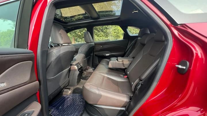 জার্মান লাক্সারি SUV-র থেকে এটি দেখতে একেবারেই আলাদা এবং অসম্ভব স্টাইলিশ, একথা স্বীকার করতেই হবে। নতুন RX আকারে ছোট, কিন্তু এমন কিছু কিছু শার্প লাইন আছে গাড়িতে যা নজর কাড়ে।