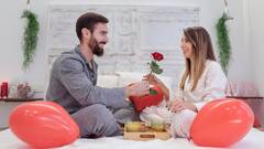 कैसे समझें प्यार के इशारे, वैलेंटाइन पर करें प्रपोज