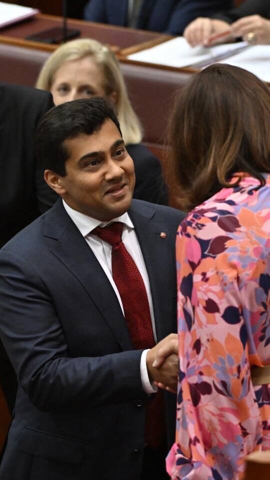 कौन है ऑस्ट्रेलियाई सीनेटर, जिसने भगवद् गीता पर हाथ रखकर ली शपथ