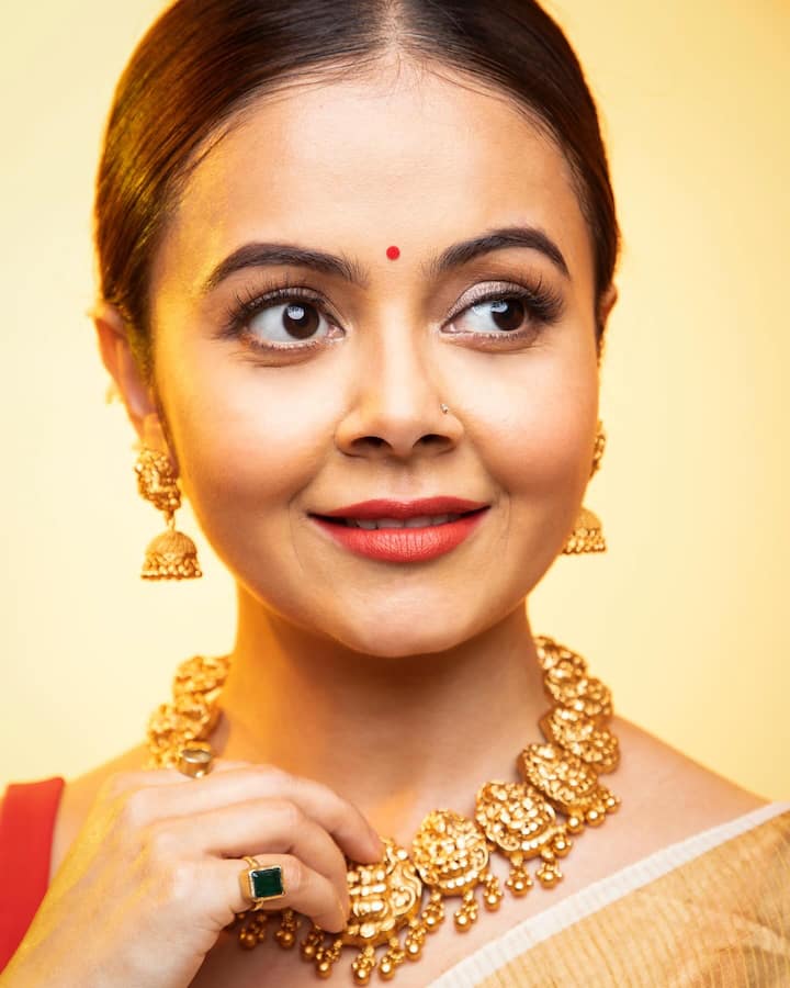 'साथ निभाना साथिया' फेम टीव्ही अभिनेत्री देवोलिना भट्टाचार्जीने नुकतेच गुवाहाटी येथील कामाख्या मंदिरात कामाख्या देवीचे आशीर्वाद घेतले. (pc:devoleena/ig)