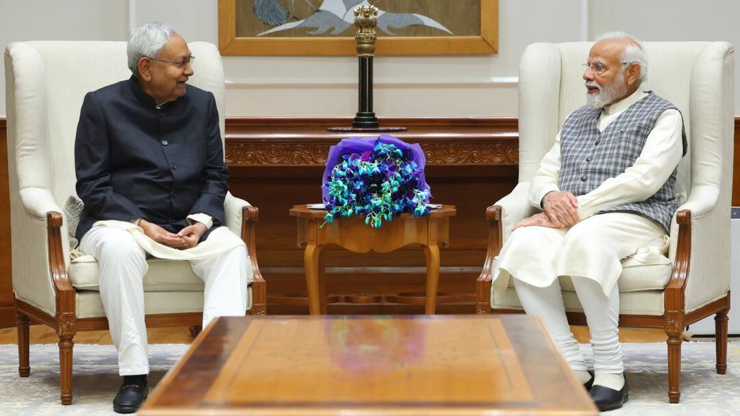 पीएम मोदी से मिले सीएम नीतीश कुमार, बिहार में नई सरकार बनने के बाद पहली मुलाकात CM Nitish Kumar arrived to meet PM Modi in delhi पीएम मोदी से मिले सीएम नीतीश कुमार, बिहार में नई सरकार बनने के बाद पहली मुलाकात