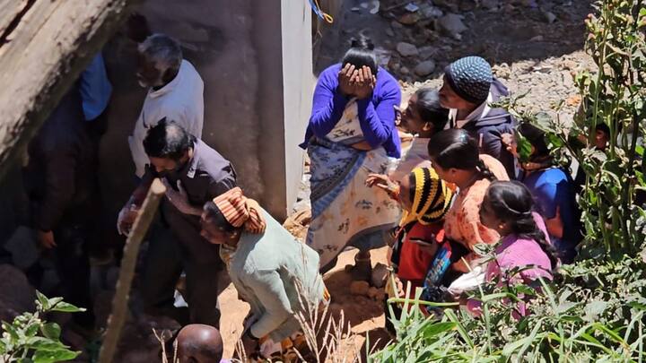 तमिलनाडु में बुधवार (7 फरवरी) को ऊटी के पास लवडेल में लैंडस्लाइड में दबकर सात महिला मजदूरों की मौत हो गई.