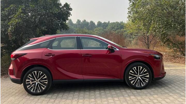 ট্রাকপ্যাডের বদলে এই গাড়িতে (Lexus RX India) যুক্ত হয়েছে ১৪ ইঞ্চি বিশাল টাচ স্ক্রিন যেখানে প্রচুর ইনবিল্ট ফাংশান রয়েছে।