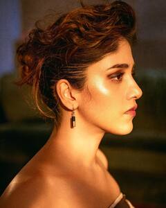 Chandini Chowdary : ఫోటోలకు బోల్డ్ ఫోజులిచ్చిన తెలుగు హీరోయిన్