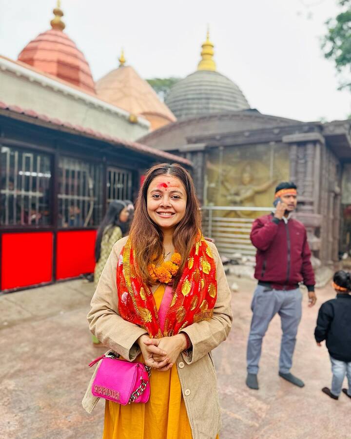 इन तस्वीरों में देवोलीना ट्रेडिशनल अवतार में नजर आ रही हैं. एक्ट्रेस ने माथे पर तिलक लगाया हुआ है और उनके हाथ में एक लाल चुनरी भी नजर आ रही हैं.