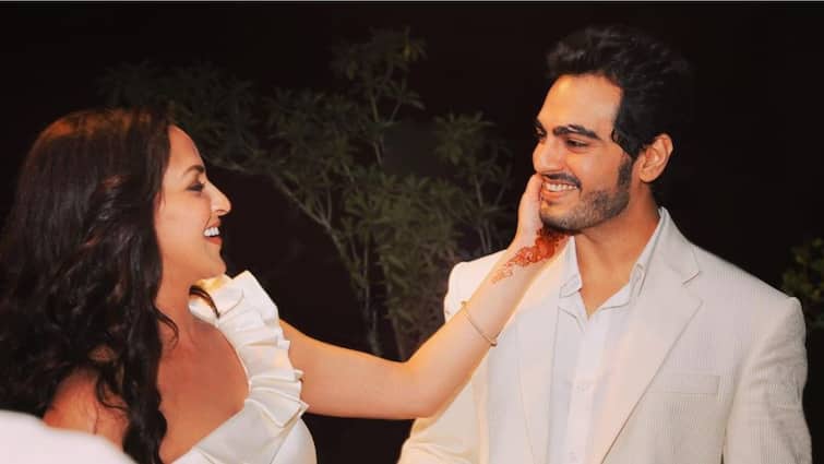 Esha Deol Bharat Takhtani Love Story: Know Entire Story From Dating Slap Incident Love To Divorce Esha Deol Bharat Takhtani Love Story: From School Sweethearts To Love At First Sight; Know All