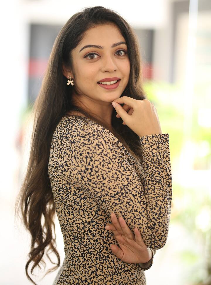 ప్రముఖ నిర్మాత బెల్లంకొండ సురేష్ రెండో కుమారుడు, 'స్వాతి ముత్యం' కోస్టార్ బెల్లంకొండ గణేష్తో వర్ష బొల్లమ్మ ప్రేమలో ఉన్నారని, త్వరలో వాళ్లు వివాహం చేసుకుంటారని ఆ మధ్య పుకార్లు వినిపించాయి. అప్పుడే ఆమె స్పందించారు. ఆ విషయం గురించి ప్రస్తావించగా... ''నిప్పు లేకుండా పొగ వస్తుందని అంటారు కదా! అలా అనిపించింది. బెల్లంకొండ గణేష్ మంచి కోస్టార్. అయితే, మేం బయట హ్యాంగవుట్ అయ్యింది లేదు. షూటింగ్ చేసేటప్పుడు మాట్లాడటం తప్ప తర్వాత కలవలేదు. పెళ్లి పుకారు ఎలా వచ్చిందో తెలియలేదు'' అని చెప్పారు.