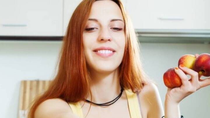 खाना खाने के बाद फल खाते हैं तो पेट में भारीपन, गैस और अपच की प्रॉब्लम होती है. इसका असर पाचन पर पड़ता है. कई लोग खाना खाने के बाद फल खा लेते हैं तो उन्हें गैस्ट्रोइंटेस्टाइनल की समस्या होती है. जिसके कारण पाचन में दिक्कत होती है.