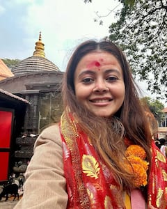टीवी की 'गोपी बहू' ने किए कामख्या देवी के दर्शन, माथे पर तिलक और गले में चुनरी ओढ़े नजर आईं एक्ट्रेस