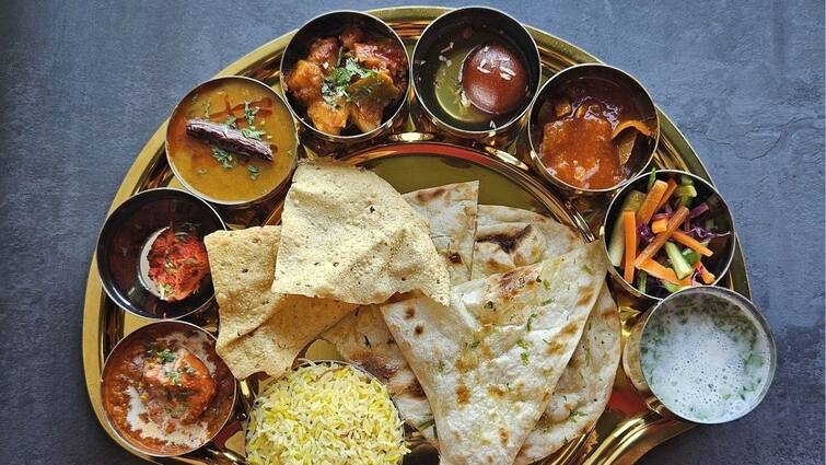 Healthy Diet Plan should you have rice or roti for dinner Obesity Diabetes Insomnia lifestyle health Tips Marathi News आपण सगळेच रात्रीच्या जेवणाबाबत करतो 'ही' चूक, वेळीच सावध व्हा, नाहीतर पश्चाताप करण्याची वेळ येईल!