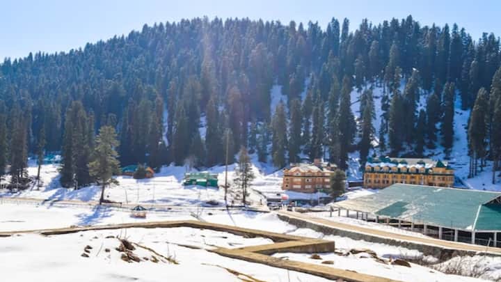 कश्मीर के इस पैकेज के लिए सिंगल ऑक्यूपेंसी पर आपको प्रति व्यक्ति हिसाब से 55,100 रुपये, दो लोगों के लिए 46,000 रुपये और ट्रिपल ऑक्यूपेंसी पर 44,000 रुपये प्रति व्यक्ति के हिसाब से शुल्क देना होगा.