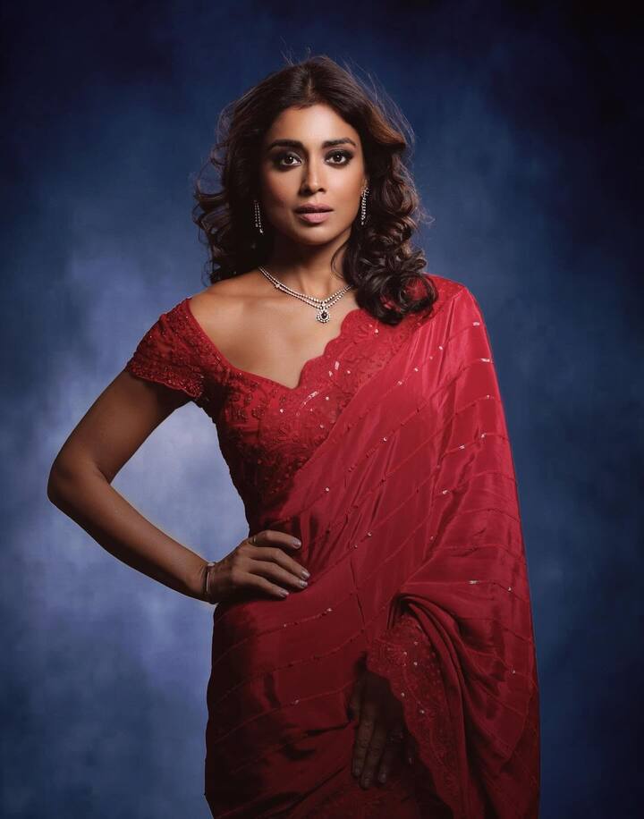 శ్రియా ఇష్టం అనే సినిమాతో తెలుగు తెరకు పరిచమైంది. తర్వాత త్రివిక్రమ్, తరుణ్ కాంబినేషన్​లో వచ్చిన నువ్వే నువ్వే సినిమాతో బ్లాక్ బాస్టర్ సక్సెస్​ను అందుకుంది ఈ భామ.(Images Source : Instagram/shriya_saran1109)