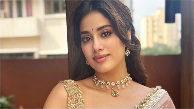 janhvi kapoor bags one more big offer in telugu Janhvi Kapoor : జాన్వీకి మరో బిగ్ ఆఫర్ - మరో పాన్ ఇండియా హీరోతో రొమాన్స్?