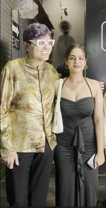 आयशा खान और नावेद सोले पार्टी में साथ में नजर आए. आयशा और नावेद ने साथ में फोटोज भी क्लिक कराए.