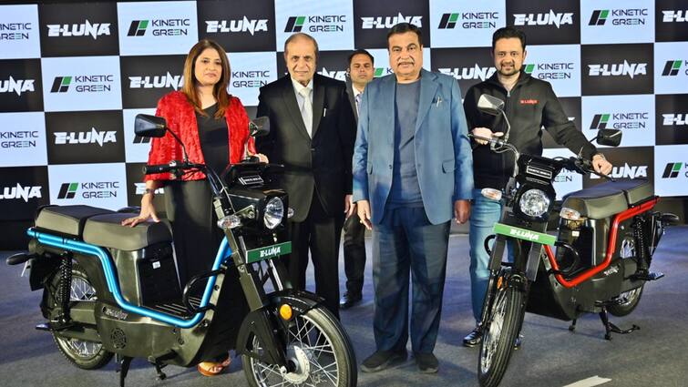 Nitin Gadkari unveils Kinetic E-Luna in India Check Price and Features Kinetic E-Luna launched: भारतीय बाजार में लॉन्च हुई इलेक्ट्रिक लूना मोपेड, सिंगल चार्ज पर दौड़ेगी 110 किलोमीटर