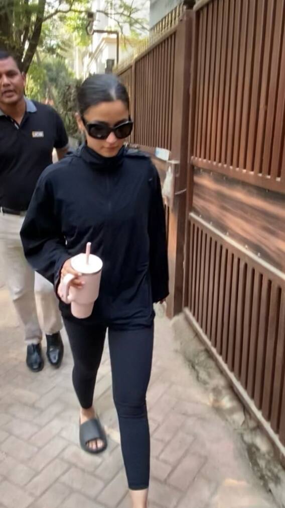 'आलिया' योगा क्लास बाहेर स्पॉट!