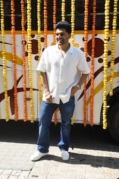 Kuch Khattaa Ho Jaay Trailer: डेब्यू फिल्म के ट्रेलर लॉन्च पर गुरु रंधावा ने स्टार कास्ट के साथ की मस्ती, सई मांजरेकर के साथ मीडिया को बांटी मिठाई