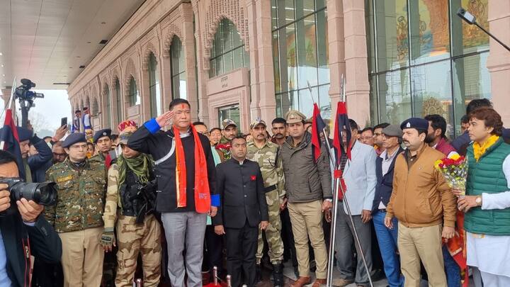 मंगलवार को अरुणाचल प्रदेश के मंत्रिमंडल ने श्रीरामलला के दर्शन कर पूरा मंत्रिमंडल भाव विभोर हो गया. अरुणाचल प्रदेश का पहला राजनीतिक प्रतिनिधिमंडल है,  जिसने प्राण-प्रतिष्ठा के उपरांत श्रीरामलला का दर्शन-पूजन किए हैं.