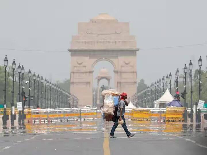 હવામાન વિભાગના જણાવ્યા અનુસાર, દિલ્હીના કેટલાક વિસ્તારોમાં ગાઢ ધુમ્મસ જોવા મળ્યું હતું અને મંગળવારે સવારે 8.30 વાગ્યા સુધી પાલમમાં 200 મીટર સુધી વિઝિબિલિટી નોંધાઈ હતી. CPCBના ડેટા અનુસાર, દિલ્હીનો એર ક્વોલિટી ઈન્ડેક્સ (AQI) મંગળવારે સવારે 9 વાગ્યે 147 નોંધાયો હતો, જે 'મધ્યમ' શ્રેણીમાં આવે છે.