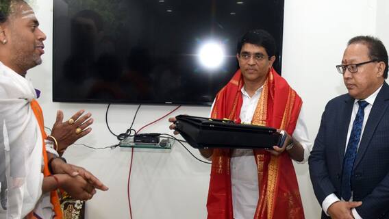 Minister Buggana With Budget Papers : AP Budget 2024 ప్రతులకు మంత్రి బుగ్గన ప్రత్యేక పూజలు | ABP