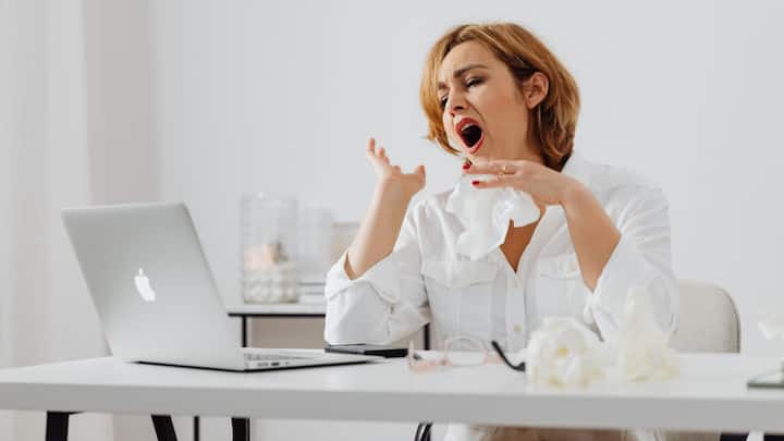Excessive yawning is a sign of these diseases सुबह उठते ही क्यों आती है उबासी और इसका ज्यादा आना किन बीमारियों की ओर करता है संकेत?