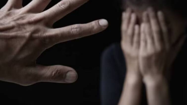 Bengal Woman Raped Tortured by her boy friend For Week in Delhi వారం రోజుల పాటు మహిళపై అత్యాచారం, వేడి వేడి పప్పు ఒంటిపై పోసి టార్చర్