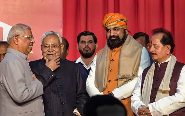 नीतीश कुमार को 12 फरवरी को विश्वास मत का सामना करना है. ऐसे में ये मुलाकातें अहम हो जाती है. बिहार के उप-मुख्यमंत्री सम्राट चौधरी और विजय कुमार सिन्हा ने भी सरकार गठन के बाद सोमवार (5 फरवरी) को प्रधानमंत्री नरेंद्र मोदी से मुलाकात की थी.