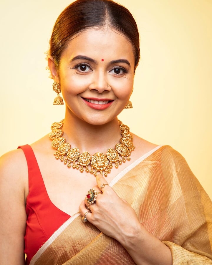 फोटोंमध्ये देवोलीनाच्या कपाळावर टिळक आणि हातात लाल चुनरी आहे. त्याच्या गळ्यात एक छोटी हारही आहे. (pc:devoleena/ig)