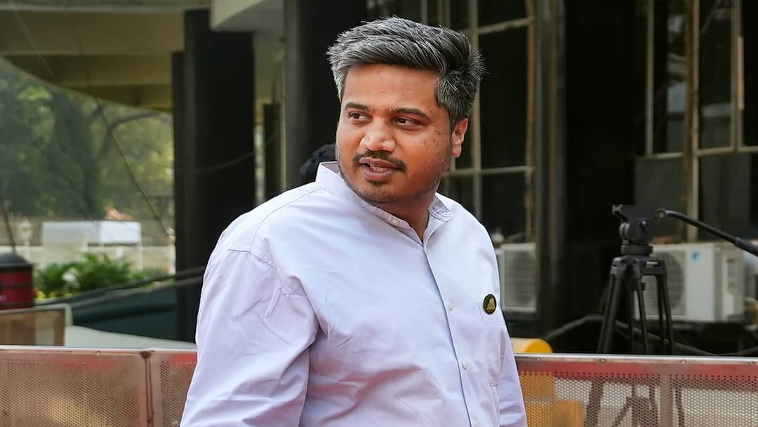 Rohit Pawar : ईडीच्या जप्तीच्या कारवाईनंतर रोहित पवारांची कन्नड साखर कारखान्याला भेट; कामगारांशी संवाद साधणार Rohit Pawar visit to kannad Sugar Factory after ED seizure operation communicate with Sugar Factory workers marathi news Rohit Pawar : ईडीच्या जप्तीच्या कारवाईनंतर रोहित पवारांची कन्नड साखर कारखान्याला भेट; कामगारांशी संवाद साधणार