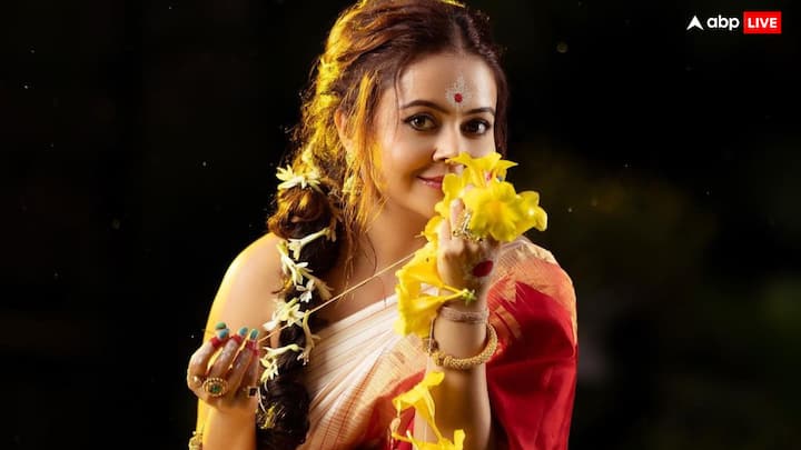 Devoleena Bhattacharjee Photos: टीवी की पॉपुलर एक्ट्रेस देवोलीना भट्टाचार्जी इन दिनों मां कामाख्या देवी की भक्ति में डूबीं हुई हैं. जिसकी तस्वीरें इस वक्त सोशल मीडिया पर खासा वायरल हो रही हैं.