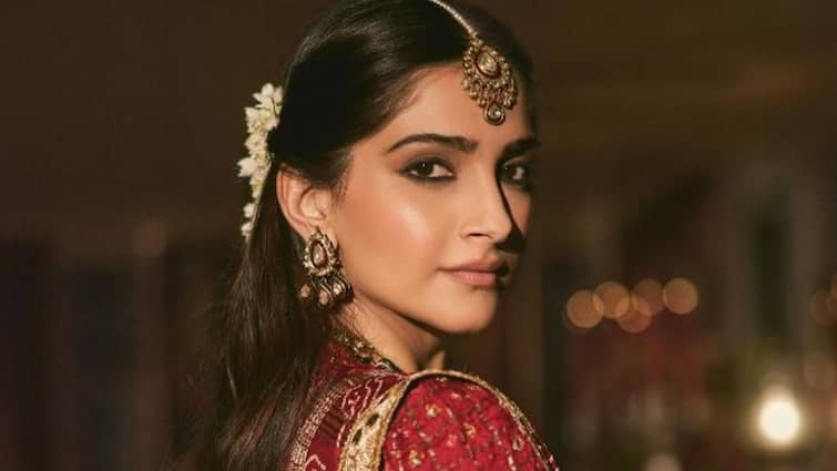 Sonam Kapoor Wins Hearts By Repeating Wardrobe; This Time Its Her Mother Sunita 35 year Old Ghar Chola For Friend Wedding Sonam Kapoor Wins Hearts By Repeating Wardrobe; Actor Wears Mother's 35-Year-Old Ghar Chola