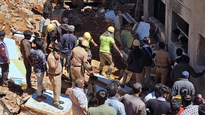 Ooty Landslide: तमिलनाडु के ऊटी में नया घर बनाने के दौरान अचानक मिट्टी धंस गई, इस वजह से यह दर्दनाक हादसा हुआ. गंभीर रूप से घायल दो मजदूरों को अस्पताल में भर्ती कराया गया है.