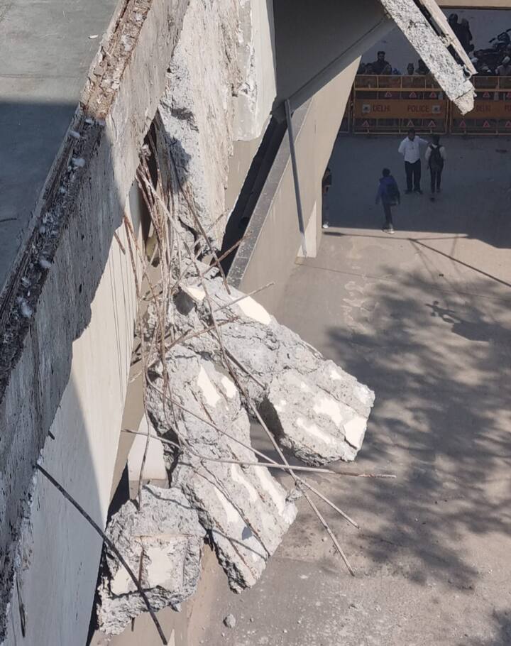 डिविजनल फायर ऑफिसर से मिली जानकारी के मुताबिक, सुबह लगभग 11:10 बजे फायर कंट्रोल रूम में मेट्रो स्टेशन के स्लैब के गिरने की सूचना मिली थी, जिसमें कुछ लोगों के दबे होने की बात कही गयी थी. हादसे की सूचना पर फायर की 5 गाड़ियां मौके पर पहूंची.